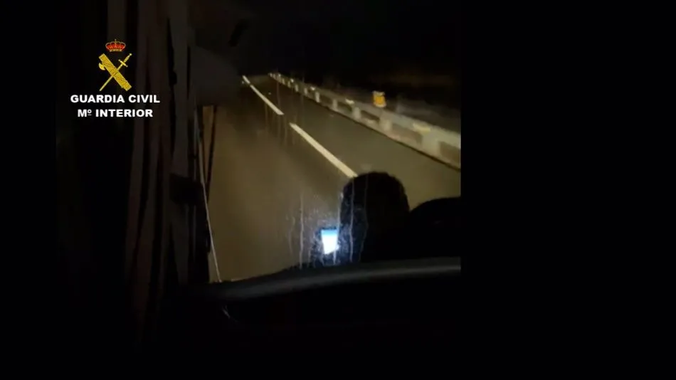 Conductor usando el teléfono. - GUARDIA CIVIL