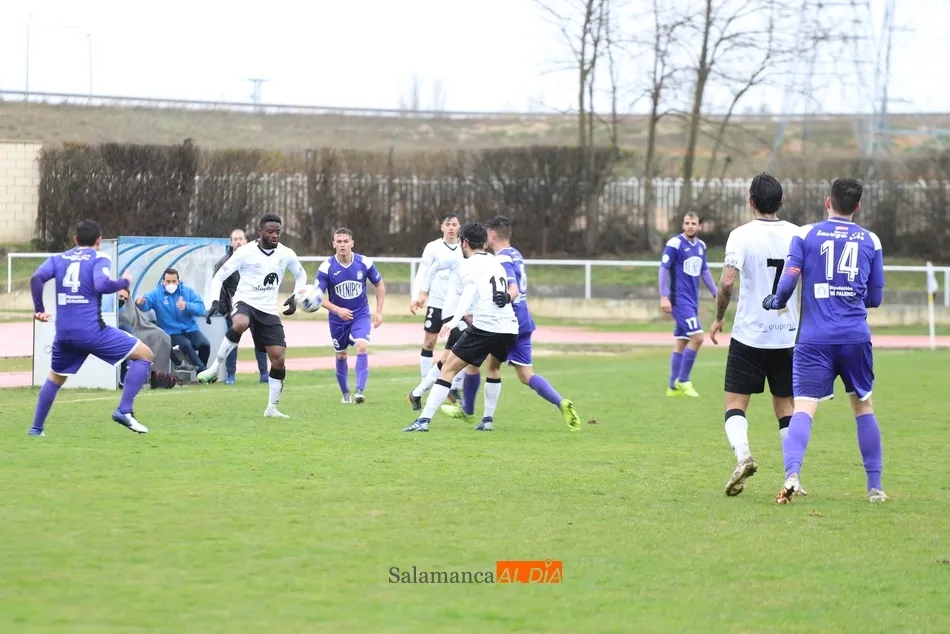 Foto 5 - El filial del Salamanca UDS pierde una bala al empatar con el Becerril (1-1); el Santa Marta pierde ...