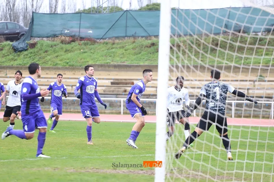 Foto 2 - El filial del Salamanca UDS pierde una bala al empatar con el Becerril (1-1); el Santa Marta pierde ...