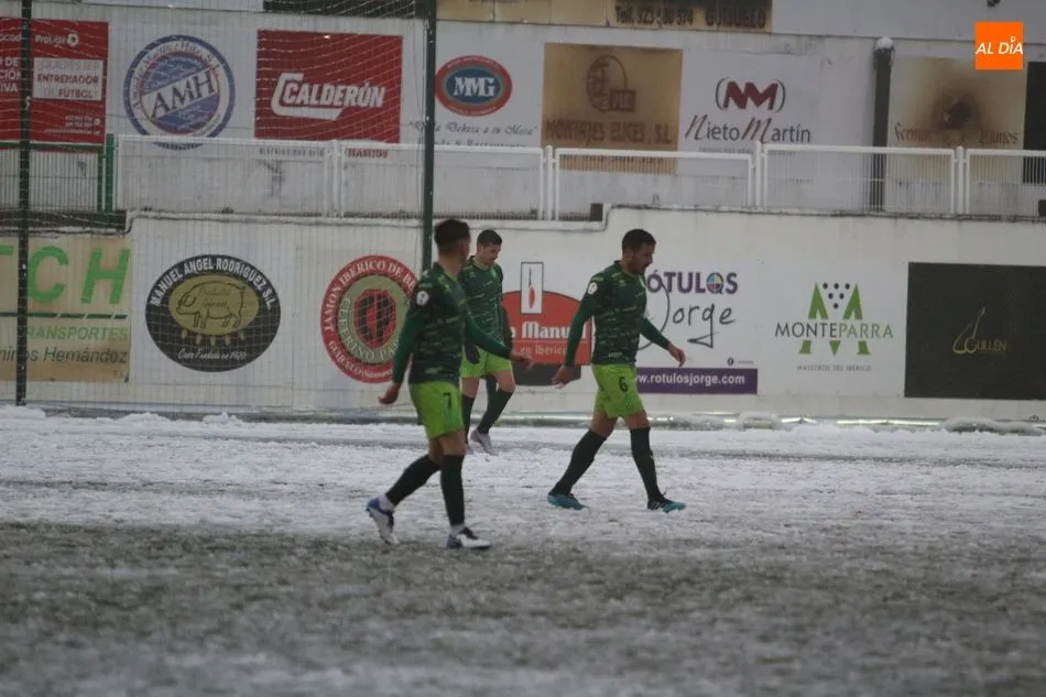 Foto 11 - El Guijuelo se complica la vida al perder con el Coruxo y su descenso es inminente (0-2)