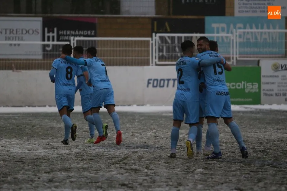 Foto 7 - El Guijuelo se complica la vida al perder con el Coruxo y su descenso es inminente (0-2)