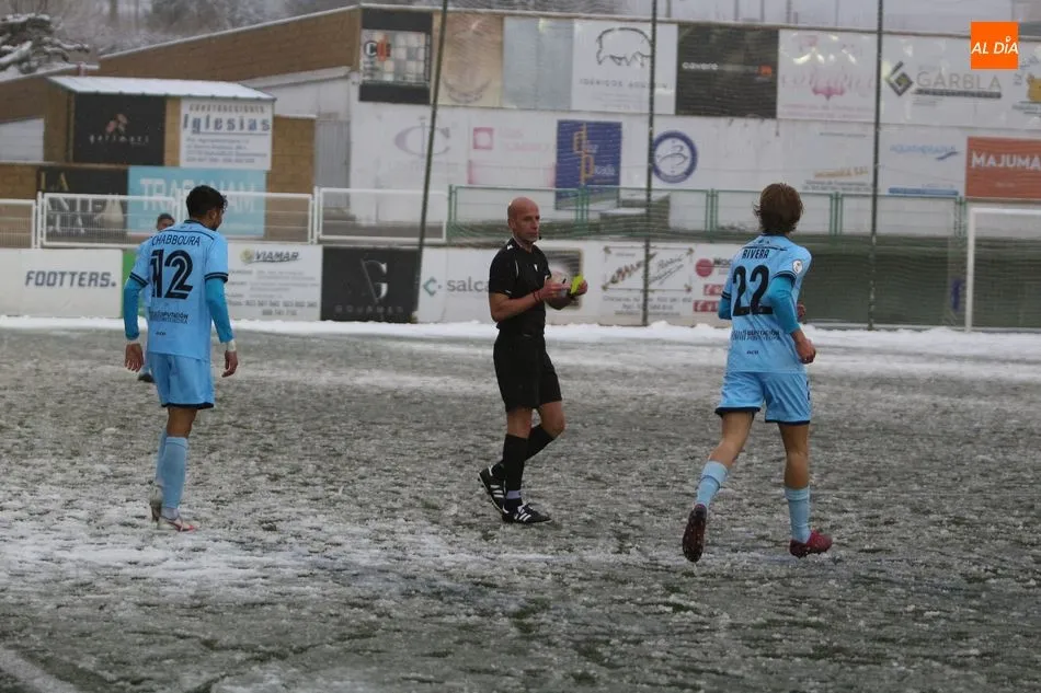 Foto 5 - El Guijuelo se complica la vida al perder con el Coruxo y su descenso es inminente (0-2)