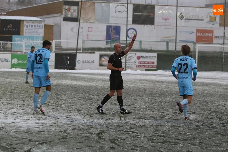 Foto 3 - El Guijuelo se complica la vida al perder con el Coruxo y su descenso es inminente (0-2)