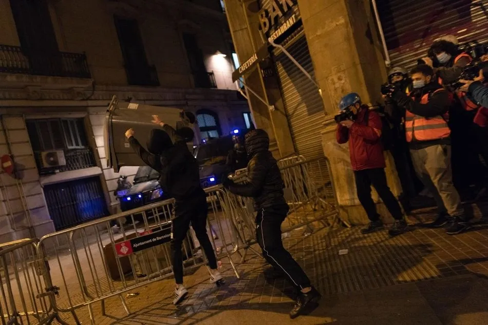 Manifestación en Barcelona en apoyo al rapero Pablo Hasel - LORENA SOPENA - EUROPA PRESS
