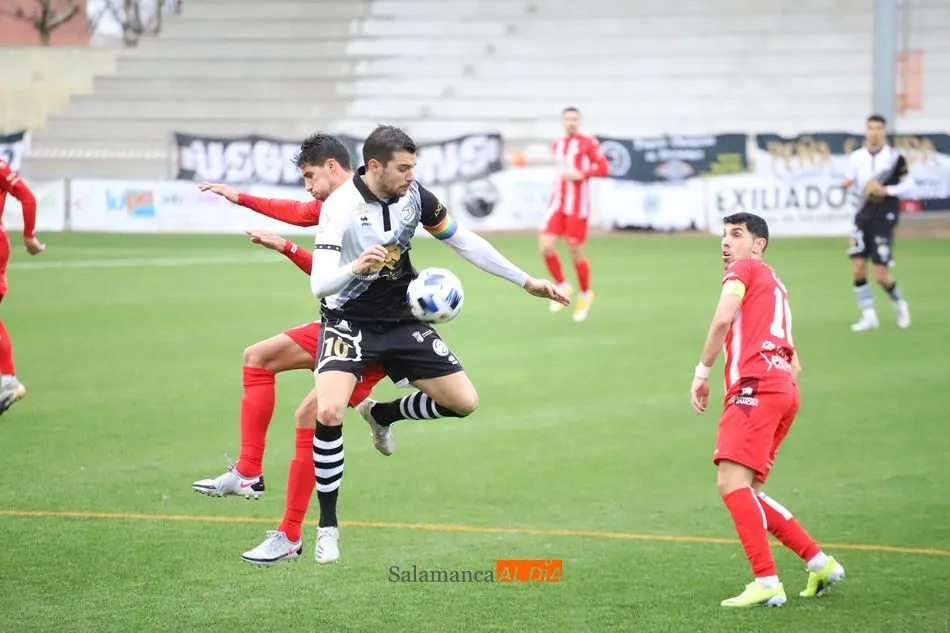 Carlos de la Nava, en una jugada del encuentro con el Zamora / Lydia González
