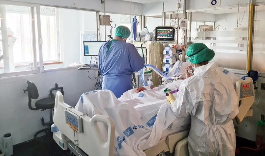 Foto de archivo de una de las UCI del Hospital Clínico Universitario