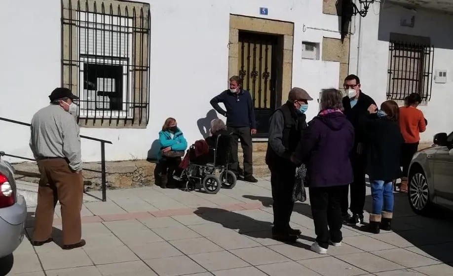 Foto 2 - En marcha la vacunaci&oacute;n de personas dependientes en pueblos de la comarca  