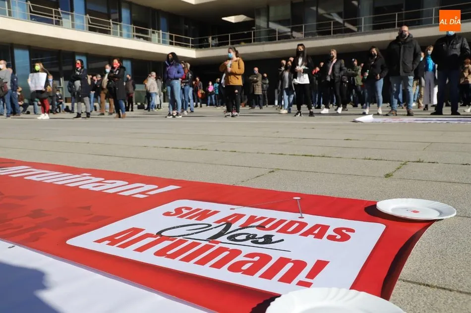 Foto 10 - Nueva protesta de los hosteleros por las medidas restrictivas que limitan su actividad&nbsp;