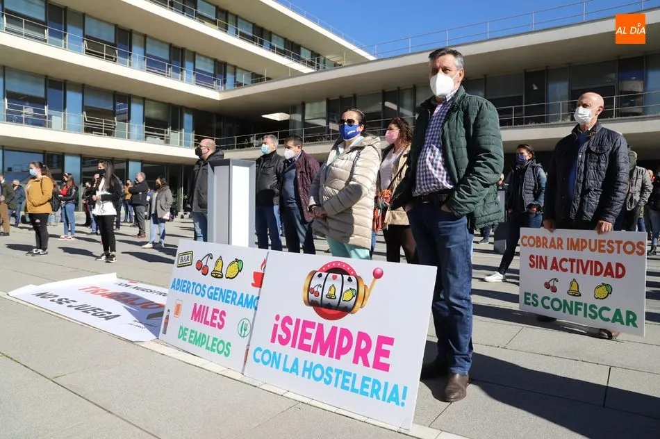 Foto 9 - Nueva protesta de los hosteleros por las medidas restrictivas que limitan su actividad&nbsp;