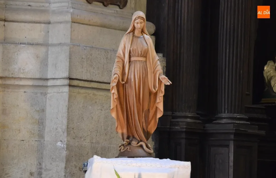 Foto 7 - La Iglesia de Cerralbo, siguiente parada de la Reina de Radio Mar&iacute;a  