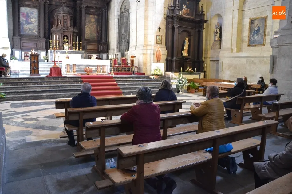 Foto 2 - La Iglesia de Cerralbo, siguiente parada de la Reina de Radio Mar&iacute;a  
