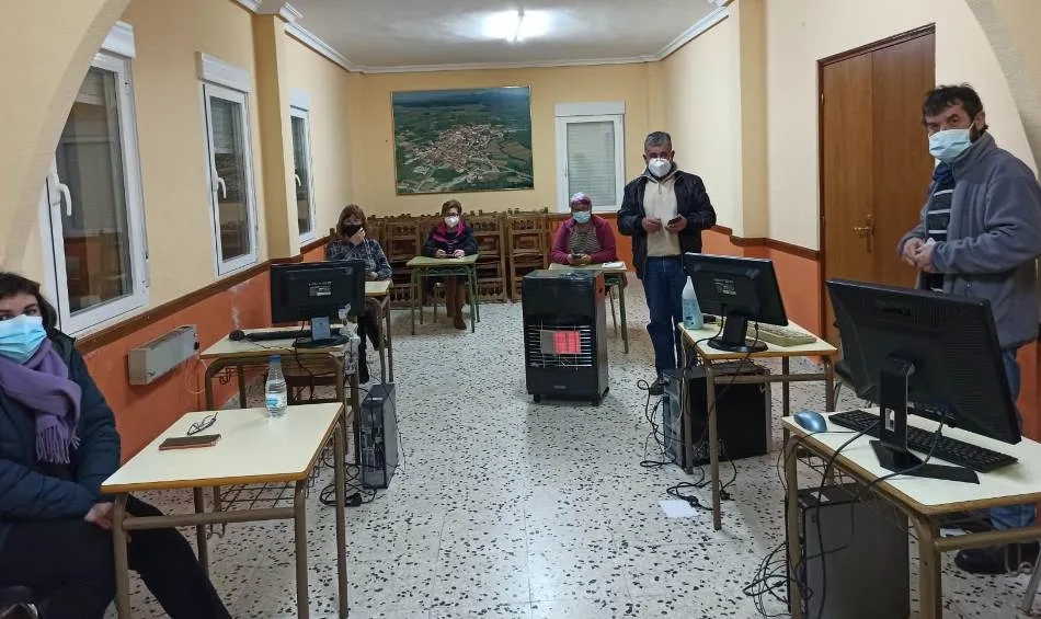 Un total de 13 vecinos de Villasrubias se forman en nuevas tecnologías  