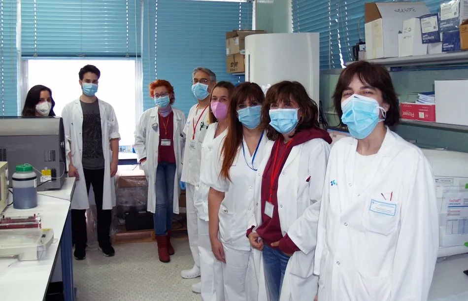 La doctora María Isidoro junto a su equipo del laboratorio en el Complejo Asistencial Universitario de Salamanca