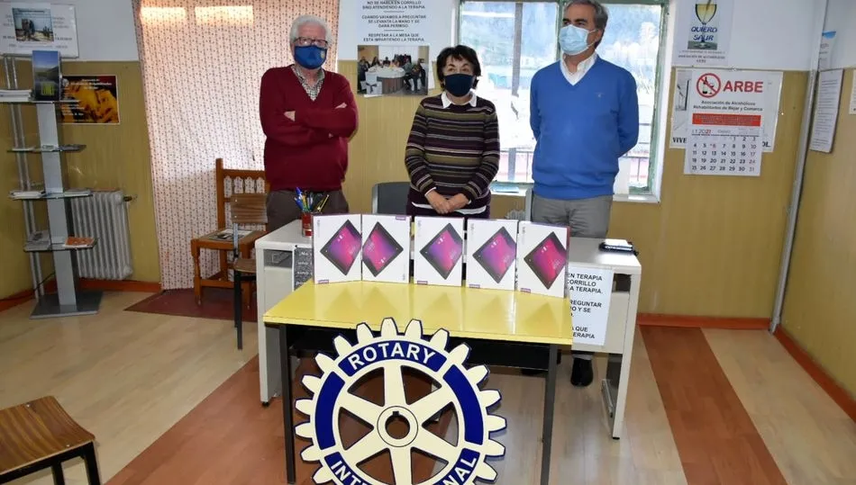 De i. a d. Pedro Gómez, Emma Kunst y Álvaro Muñoz