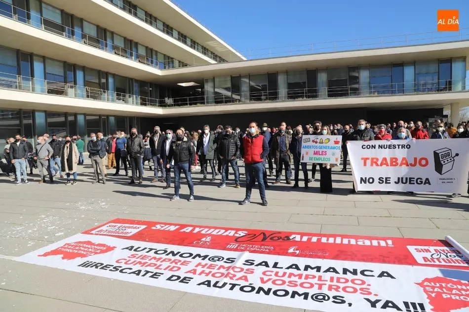 Foto 2 - Hosteleros mirobrigenses participan en la protesta provincial contra las restricciones vigentes  
