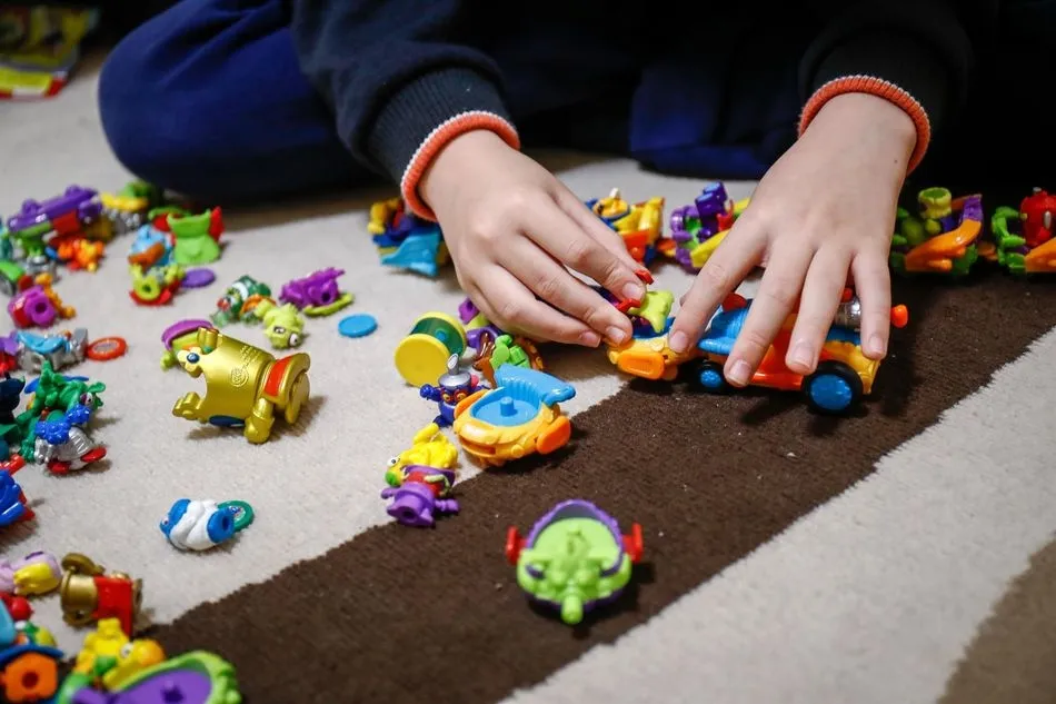 Un niño juega en su casa con unos muñecos. Foto: EP