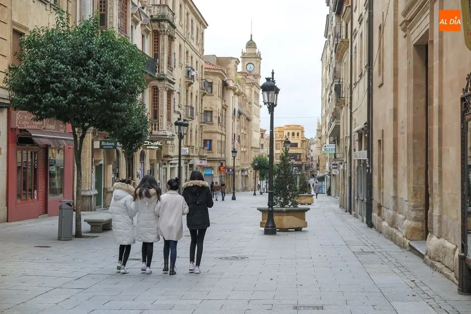 Un grupo de jóvenes paseando por el centro de la ciudad