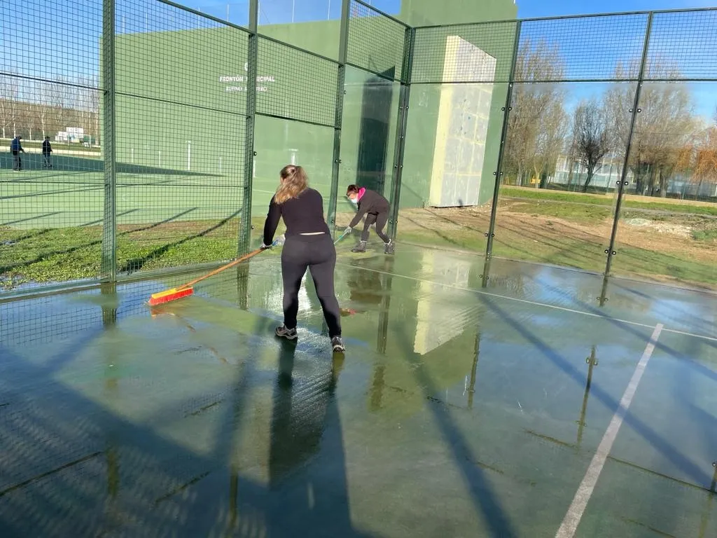 Labores de limpieza y desinfección en la pista de pádel