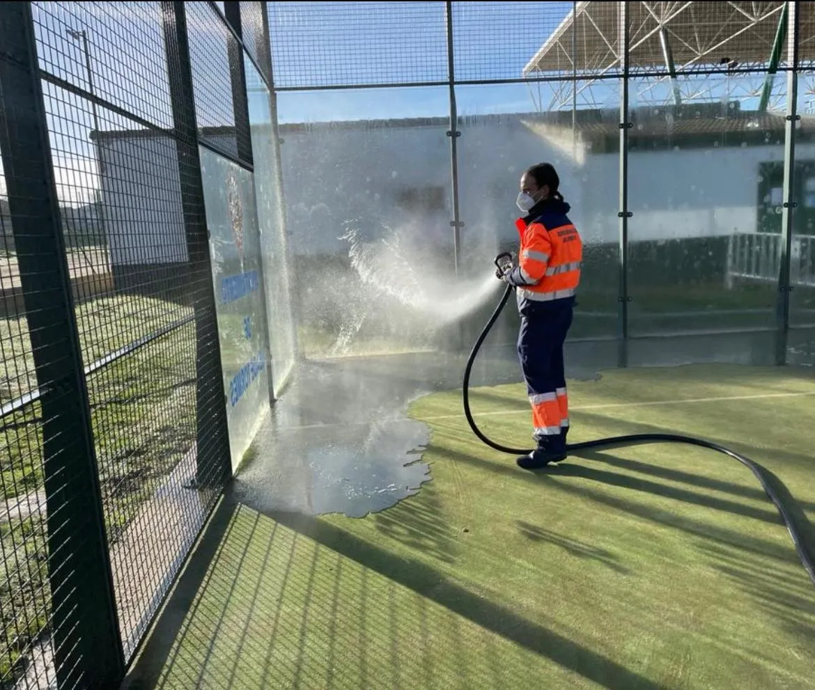 Foto 2 - Desinfecci&oacute;n y limpieza de instalaciones municipales deportivas y de la plaza de toros  