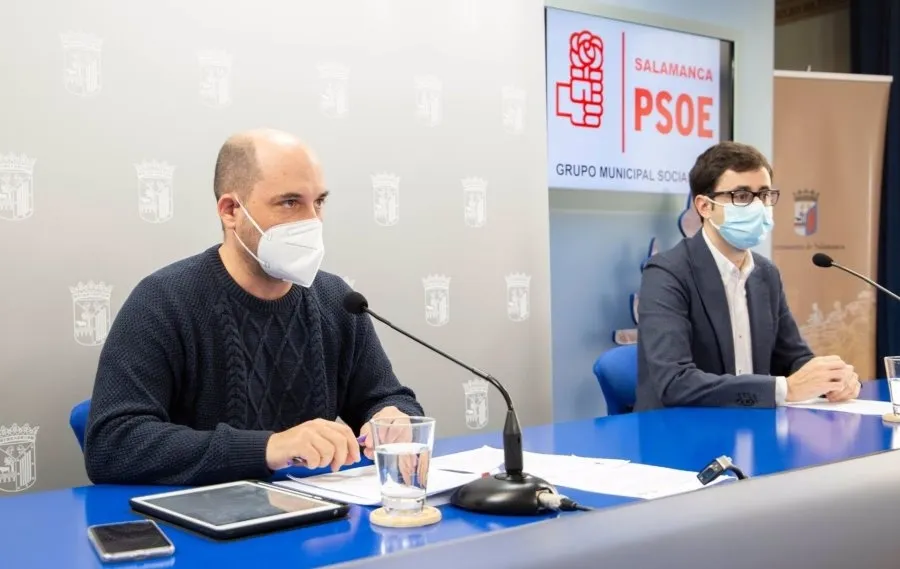 Chema Collados y José Luis Mateos, de izquierda a derecha, en la presentación de la moción. Foto PSOE