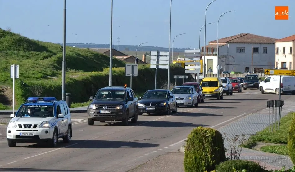Más de un centenar de vehículos toma parte en la caravana reivindicativa de los trabajadores...