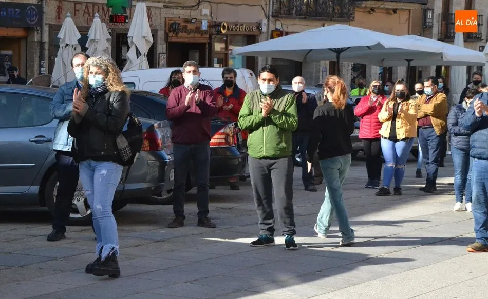 Foto 11 - M&aacute;s de un centenar de veh&iacute;culos toma parte en la caravana reivindicativa de los trabajadores...