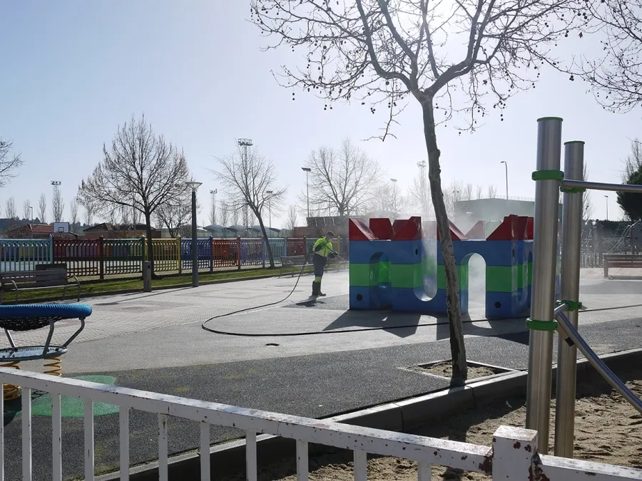Foto 2 - A partir de este viernes los ni&ntilde;os podr&aacute;n volver a jugar en los parques infantiles de Carbajosa