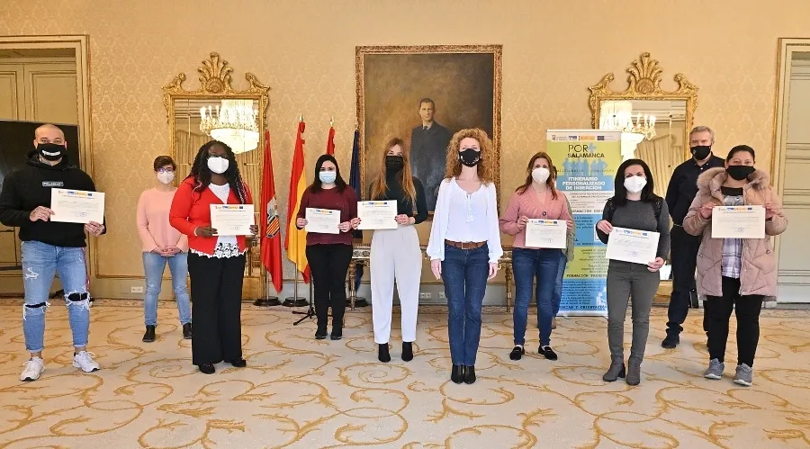 La concejala de Familia e Igualdad de Oportunidades, Ana Suárez, junto a las 34 personas que han recogido su títuto tras este curso del CEFOL
