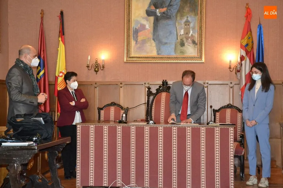Foto 5 - Toma posesi&oacute;n de su cargo la nueva arquitecta del Ayuntamiento mirobrigense  