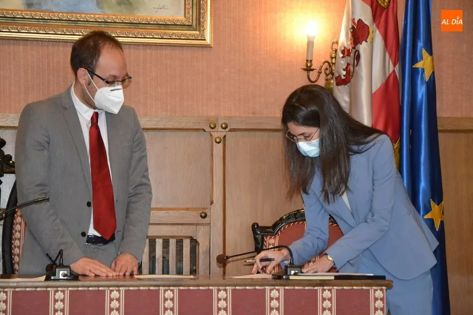 Foto 3 - Toma posesi&oacute;n de su cargo la nueva arquitecta del Ayuntamiento mirobrigense  