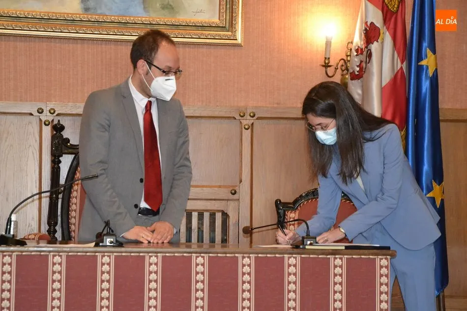 Foto 4 - Toma posesi&oacute;n de su cargo la nueva arquitecta del Ayuntamiento mirobrigense  