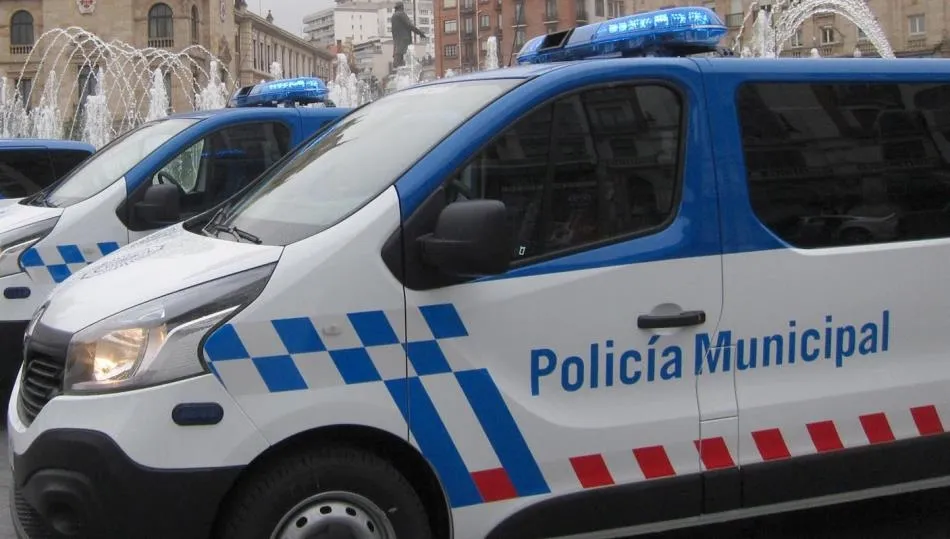 Los agentes, con la descripción del individuo, buscaron por la zona y finalmente le localizaron, tras lo que procedieron a su detención por un presunto delito de malos tratos. Foto archivo