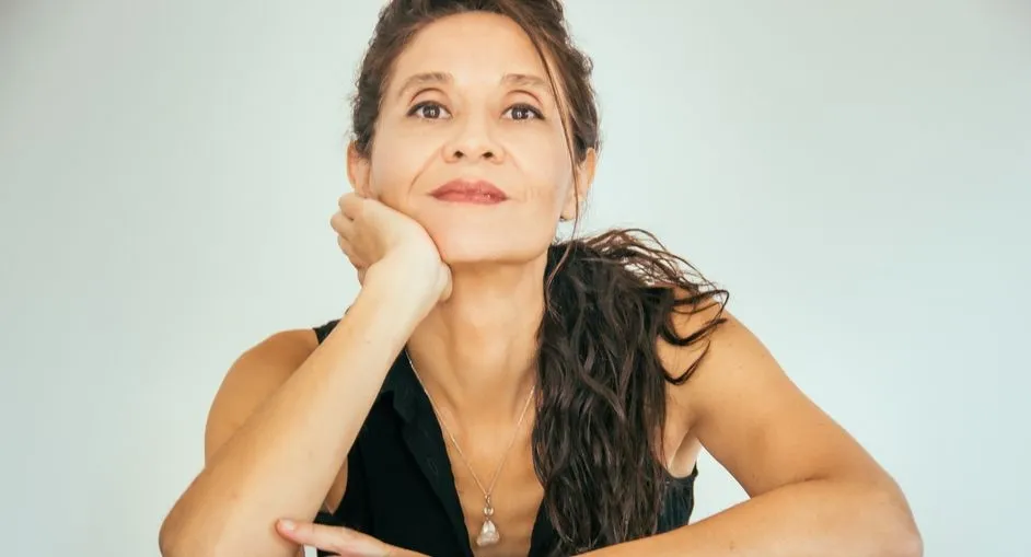 En ‘Días de euforia’, Pilar Fraile indaga en las contradicciones inherentes a la condición humana, a través de una lúcida, satírica e incisiva distopía que retrata un futuro espejo de nuestros días