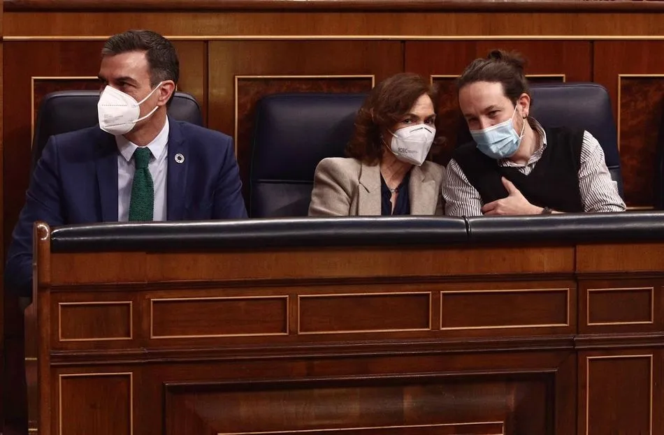 Pedro Sánchez, presidente del Gobierno, junto a los vicepresidentes Carmen Calvo y Pablo Iglesias, en el Congreso