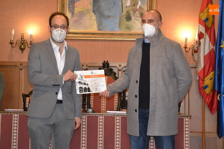 José Luis Francisco recoge el 36º Premio Julián Sánchez El Charro realizando varias...