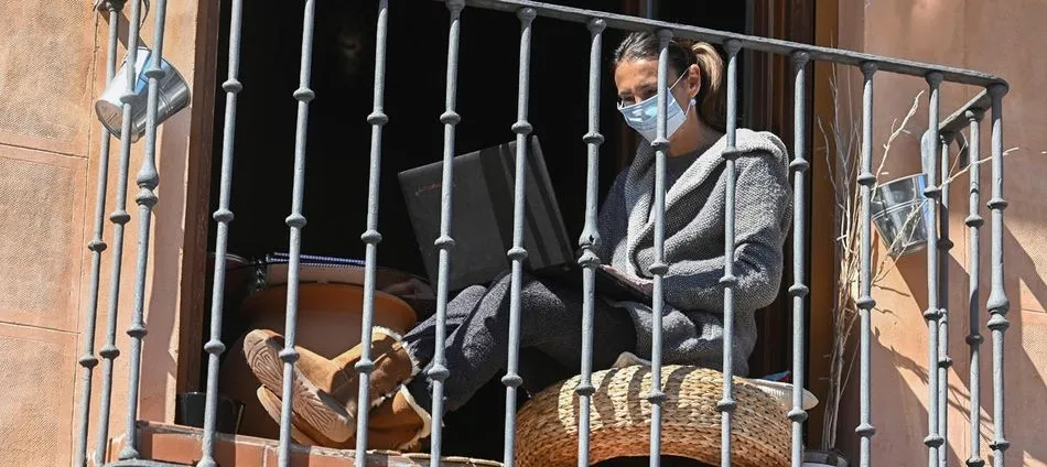 Joven trabajando desde la terraza de su casa