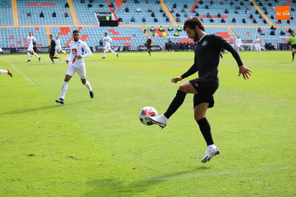 Candelas controla con clase un balón