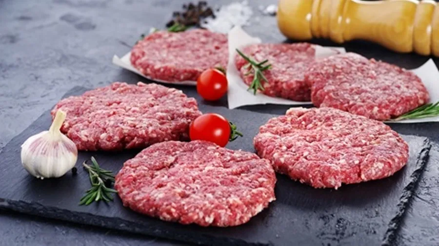 OCU recomienda priorizar las hamburguesas caseras, sobre todo porque el consumidor puede elegir y ver el corte de carne directamente en la carnicería