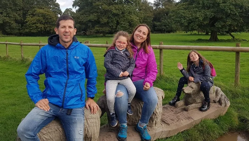Iris González Rodríguez, en el centro, junto a sus padres, Javier y Amparo, y su hermana Rocío