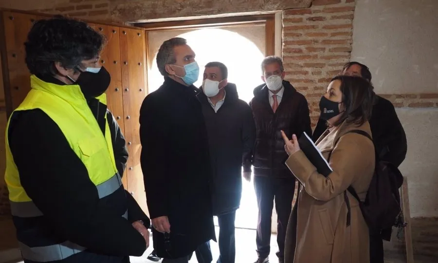 El delegado del Gobierno en Castilla y León, Javier Izquierdo, visita trabajos del Plan de Empleo Agrario en Madrigal (Ávila). Foto EP