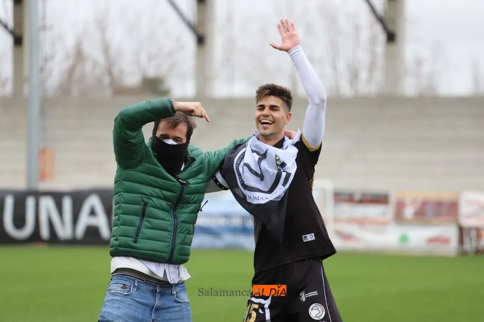Hernansanz, junto a Diego Hernández, celebrando su triunfo en el derbi
