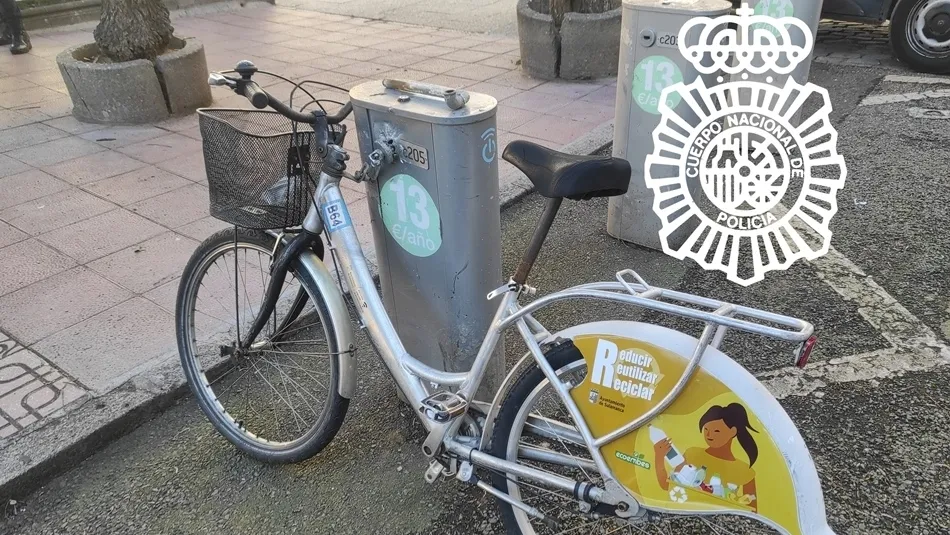 Foto 3 - Sorprendido por la Polic&iacute;a cuando intentaba robar una bicicleta de uso p&uacute;blico en Los Bandos
