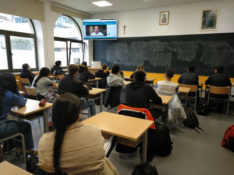 Foto 2 - Alumnos del Colegio Calasanz &ldquo;miran al futuro&rdquo;    &nbsp;  