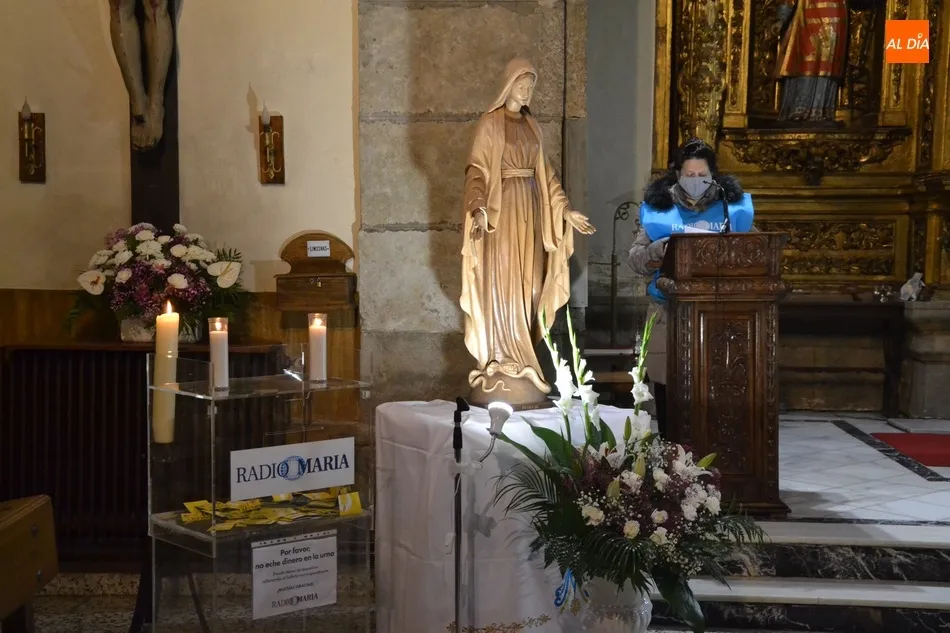Foto 11 - C&aacute;lida recepci&oacute;n a la Virgen de Radio Mar&iacute;a en la Iglesia de San Andr&eacute;s  