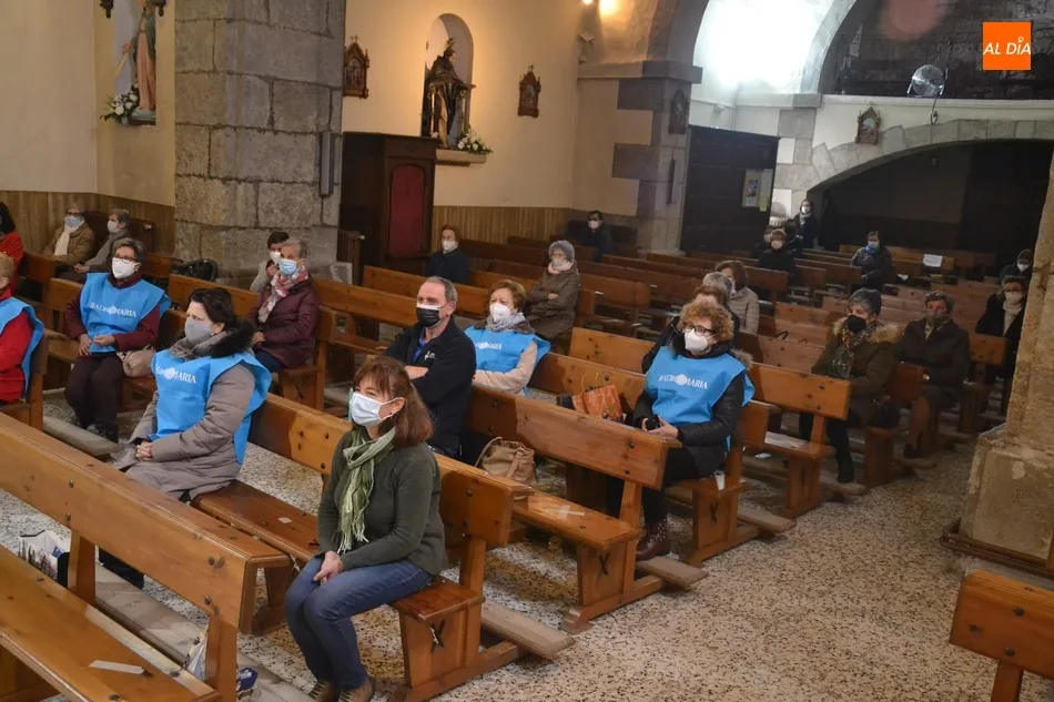 Foto 4 - C&aacute;lida recepci&oacute;n a la Virgen de Radio Mar&iacute;a en la Iglesia de San Andr&eacute;s  