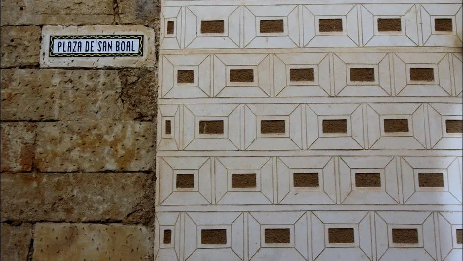 El delicado encaje del esgrafiado, uno de los atractivos de la plaza de San Boal