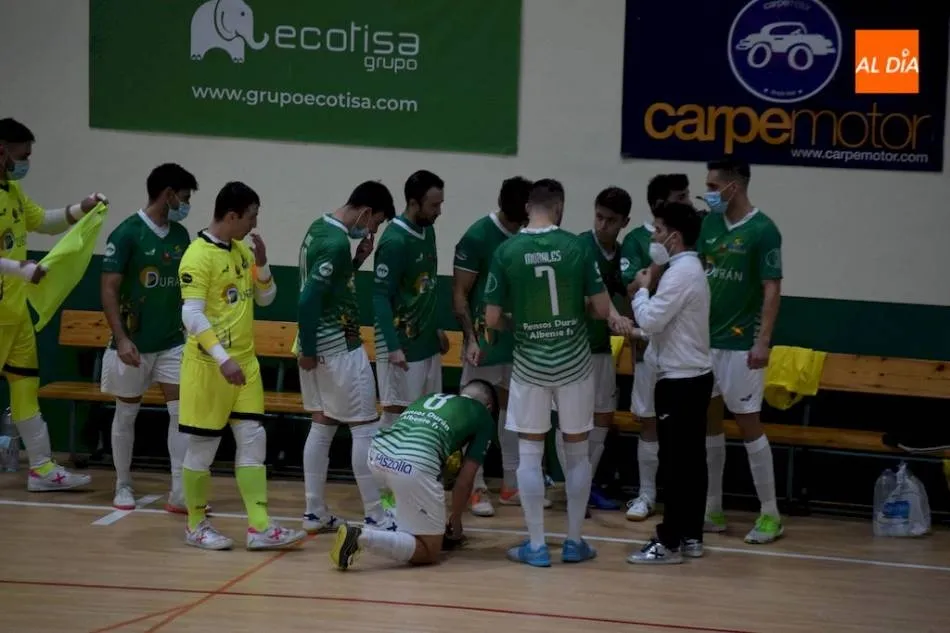 Óscar González da instrucciones a sus jugadores en un encuentro en el Municipal de Alba de Tormes / Pedro Zaballos