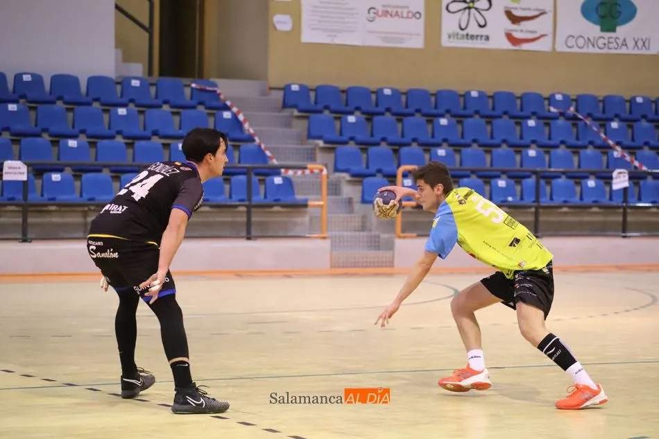 Marcos González defiende a un rival