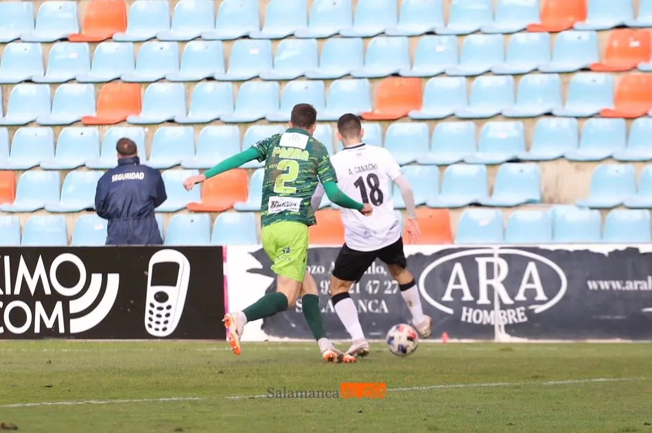 Camacho defiende un balón en el derbi con el Guijuelo