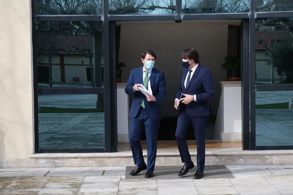 Mañueco pide criterios comunes para que no haya 17 respuestas en la Semana Santa y ofrece su...